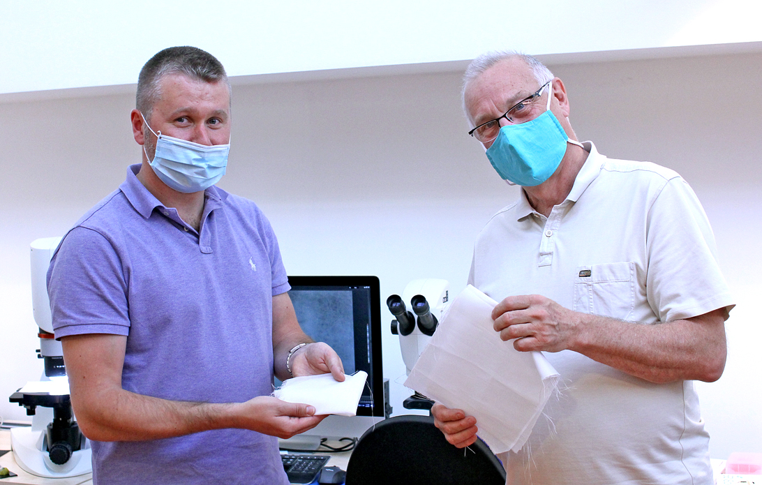 Českí vedci vyvinuli rúška, ktoré sa v prírode rýchlo rozložia. Problémom je však cena